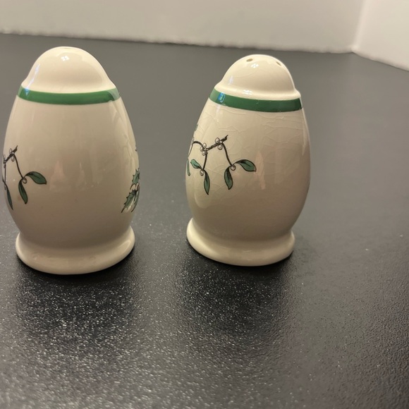 Spode Christmas Tree Salt Pepper Shakers Holly Mistletoe 3" Porcelain - Picture 4 of 5